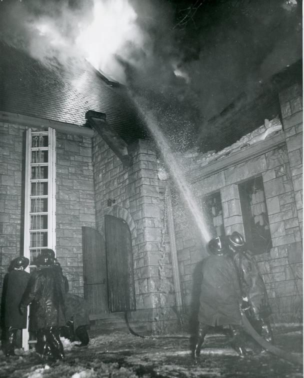 消防队员正在扑灭伊顿教堂的大火