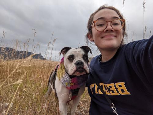 25岁的艾拉·艾泽基和她的狗在科罗拉多徒步旅行.