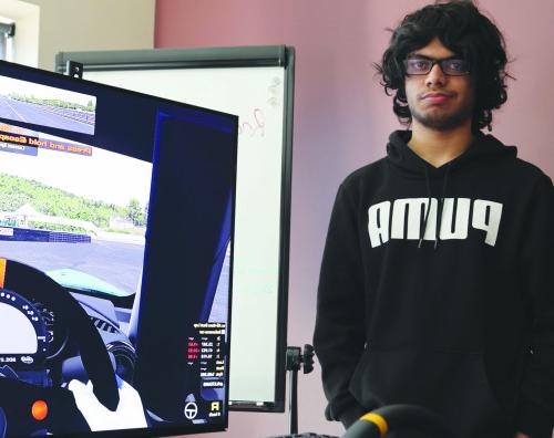 伊珊想扩大伯洛伊特学院的模拟赛车项目，这样学生们就可以再次参加比赛...