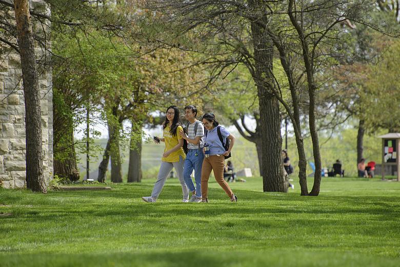 伯洛伊特学院的学生们漫步在公园般的校园里.