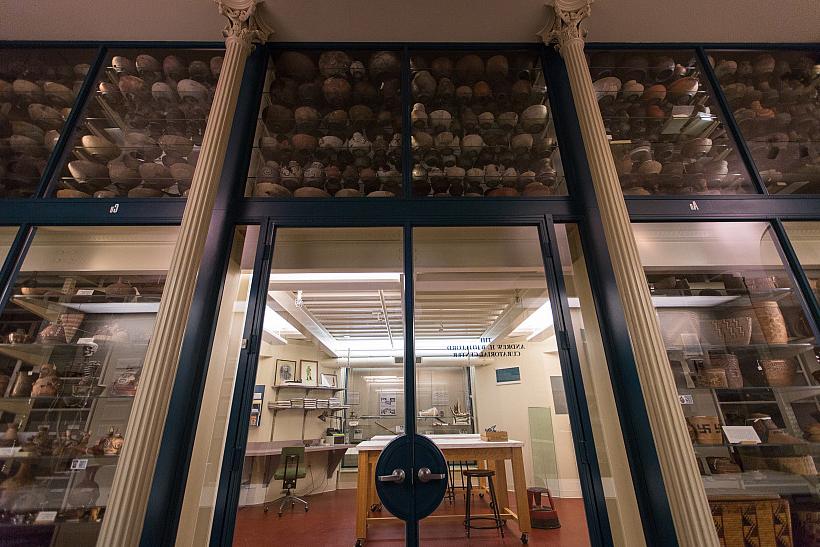 来自世界各地的收藏品在洛根博物馆被称为立方体的玻璃空间中展示和研究.