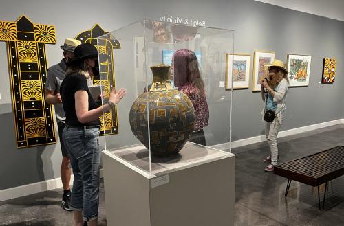 游客可以看到2023年的贝洛伊特 & 赖特艺术博物馆附近的展览...
