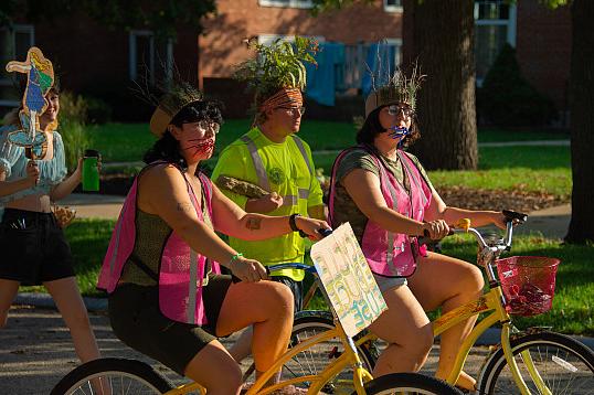 同学们骑自行车参加2023返校游行，一次读书，回收、减少、再利用.