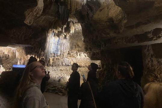 威斯康辛州蓝丘的学生在洞穴里四处张望.