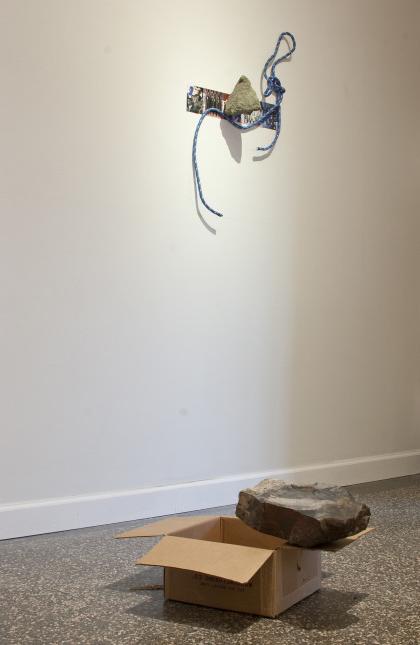 Harry Kuttner在2014年创造性地使用了石膏等材料, 晶体, 盒式磁带, 还有他的雕塑组合中的蹦极绳...