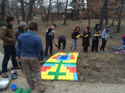 学生们正在安装Lisa Anne Auerbach设计的Beloit Path, 是谁在2014年作为ferall访问艺术家提出这个项目的.