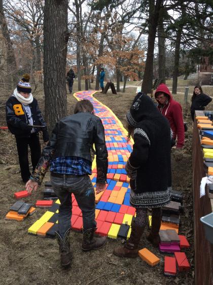 学生们正在安装Lisa Anne Auerbach设计的Beloit Path, 是谁在2014年作为ferall访问艺术家提出这个项目的.