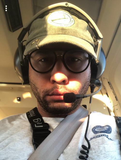 16岁的马科斯·阿罗约乘坐直升机去执行任务