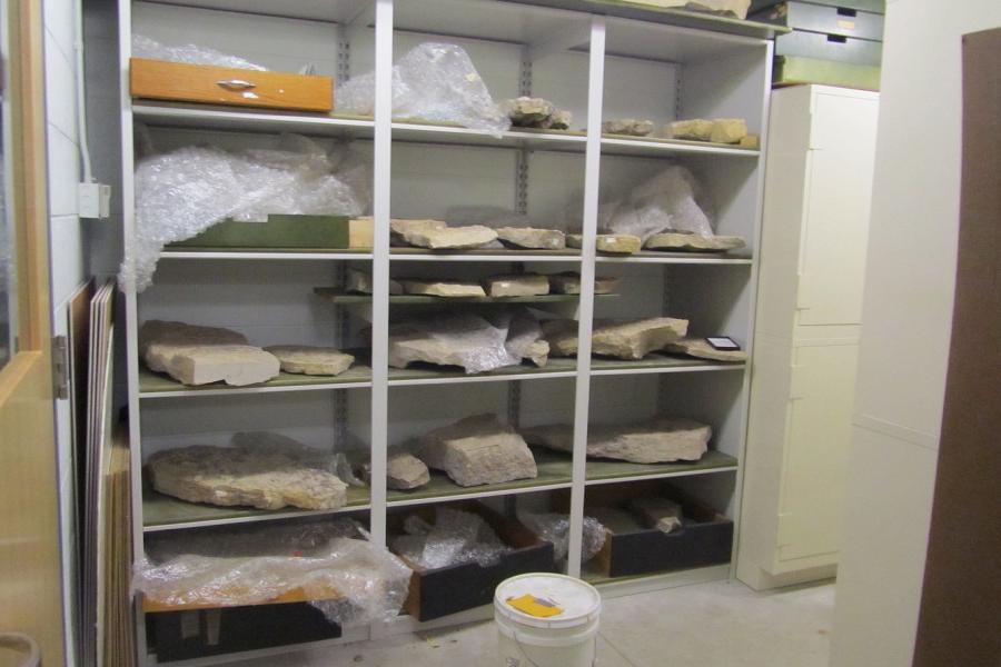 地质系的岩石收藏存放在桑格科学中心的地下室.