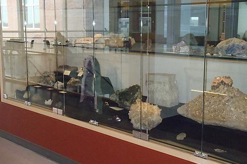 我们收集的矿物和岩石样本在桑格科学中心的四楼展出.