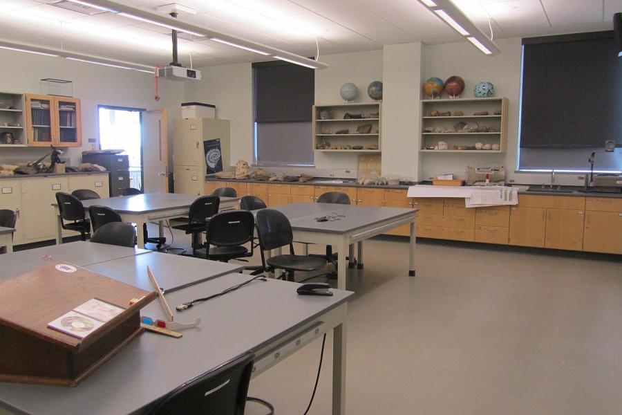 这个教室教授地貌学、水文地质学、古生物学和沉积学.