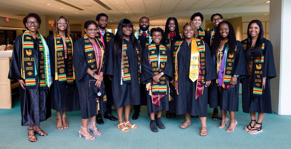 2021届的黑人学生在首届黑人学生毕业典礼上站在一起...