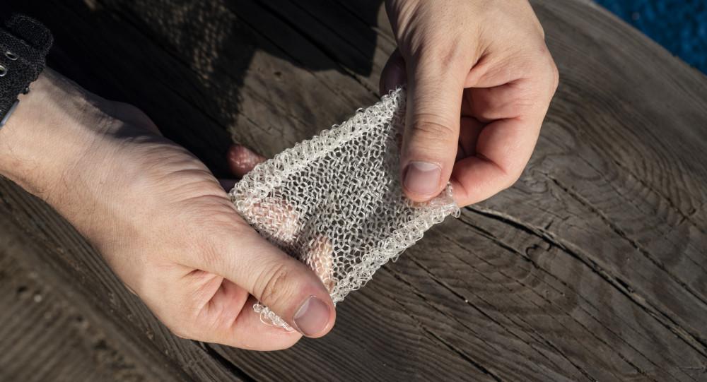 AlgiKnit的纱线状材料是由海带制成的，非常坚固和灵活...