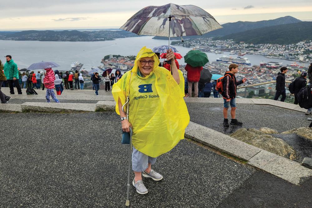 布朗72年快乐 sporting her 贝洛伊特 rain poncho in Bergen, Norway, last summer.