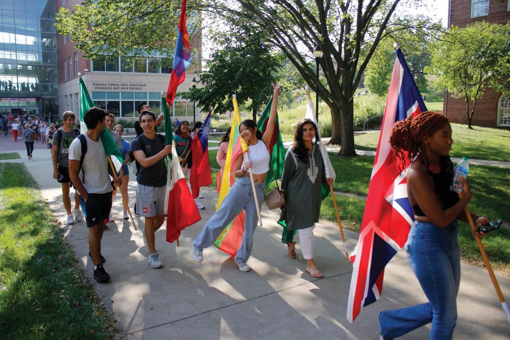 2023年秋季开学典礼上，国际学生手拿国旗，引领游行队伍.