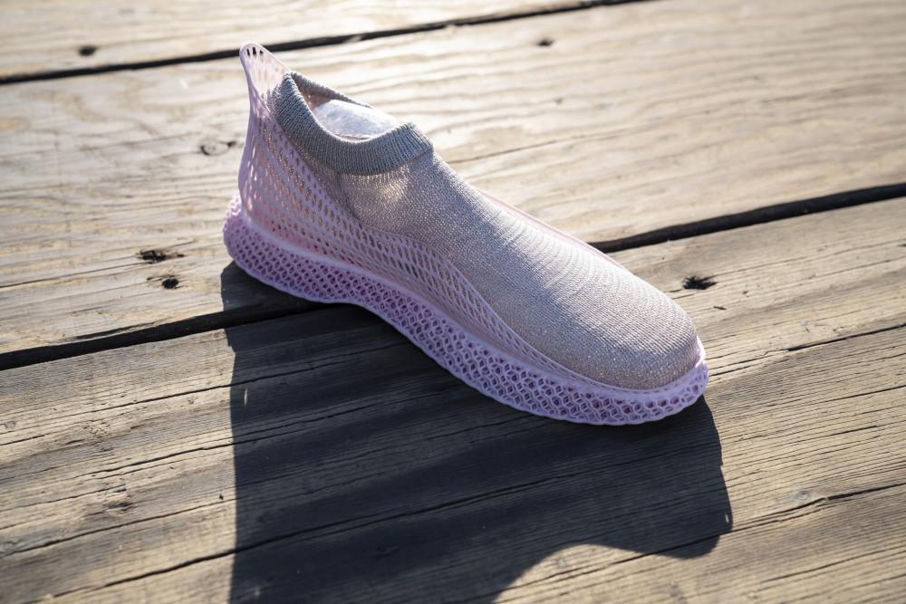 一款运动鞋概念产品，展示了AlgiKnit纱线的潜力，它来源于 ...