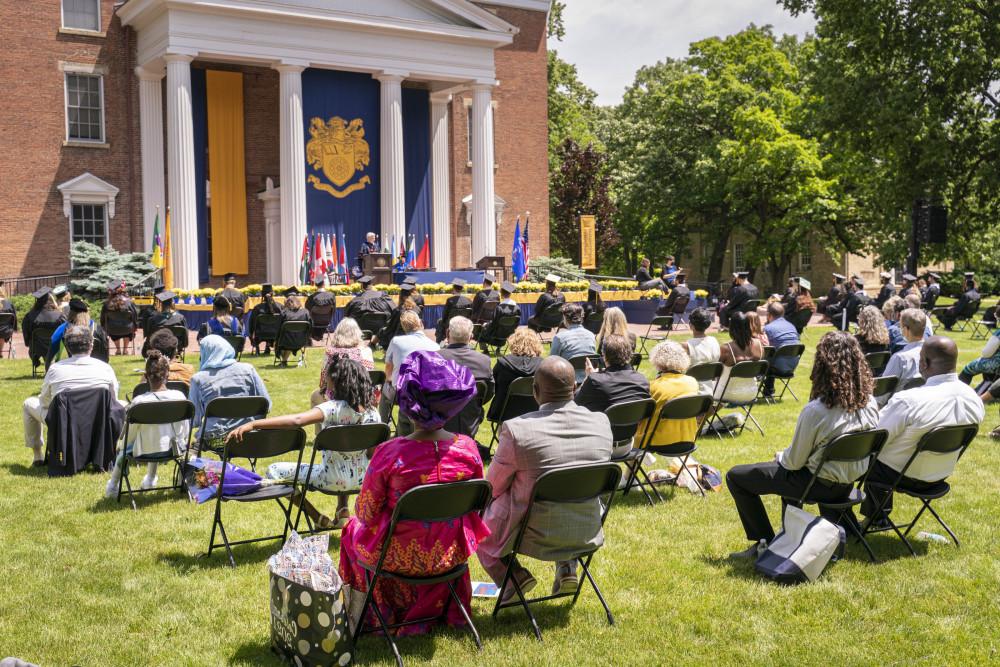 2021年的毕业典礼分为多个仪式，人数较少.