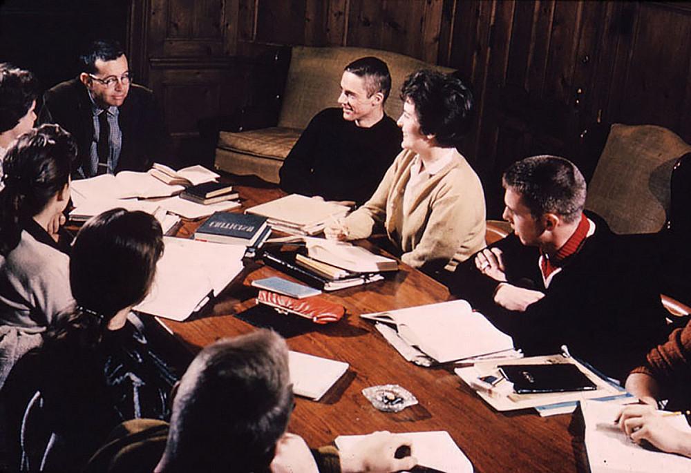 20世纪60年代，英语教授大卫·斯托金和学生们围着一张研讨桌进行讲解, 备有书籍, 论文, 和...