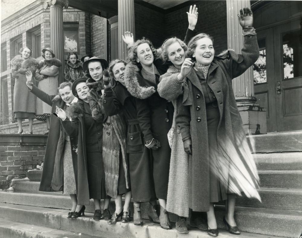 20世纪30年代，学生们在爱默生大厅前摆姿势，当时宿舍是专门为w...