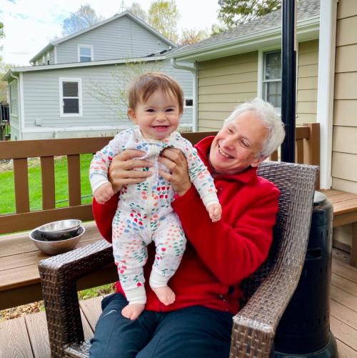 比尔曼总统和他的孙女分享了这张照片，作为在#接种疫苗的理由...