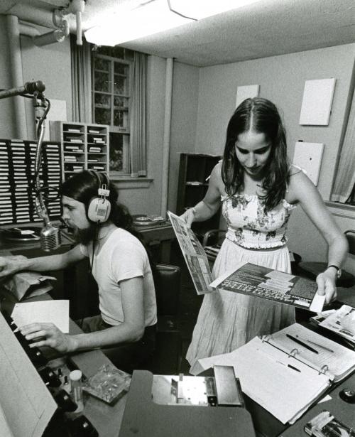 20世纪70年代，学生们在黑文大厅的WBCR广播电台翻阅唱片.