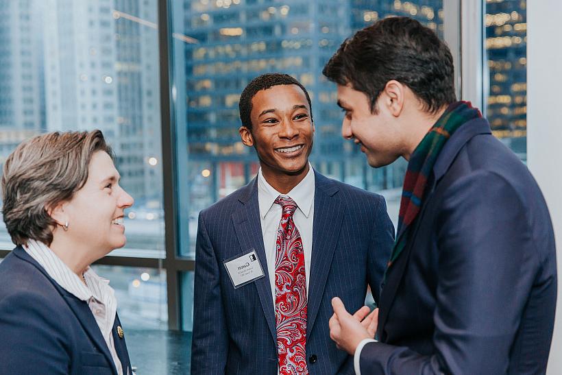 Saad Ahsan'21, Garrett Moore'20和Beth Burnson'88在芝加哥贝洛伊特的2019年经济日聊天.