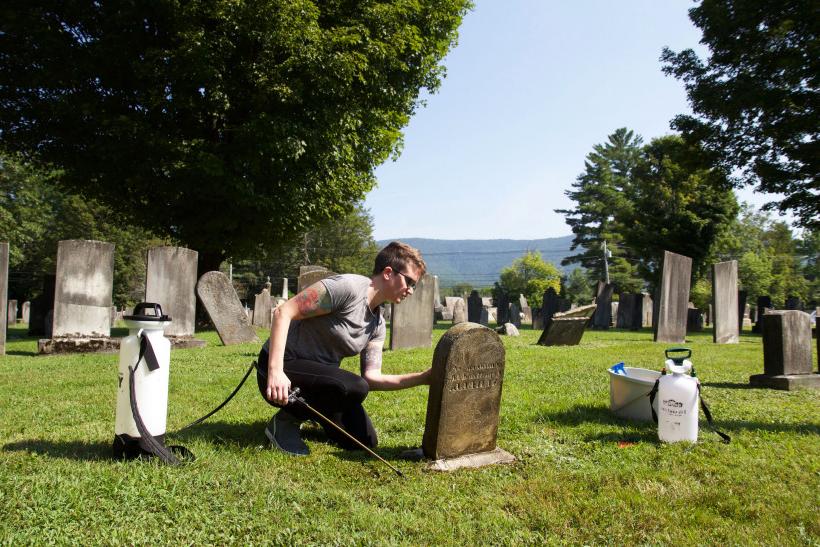 凯特琳·艾布拉姆斯08年用D2，一种无毒的杀菌剂，来清理墓碑.